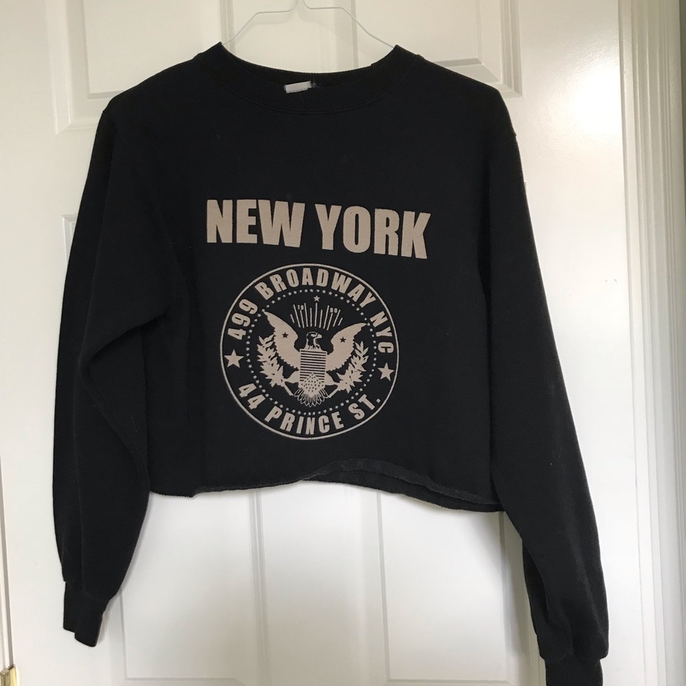 Cropped black sweatshirt